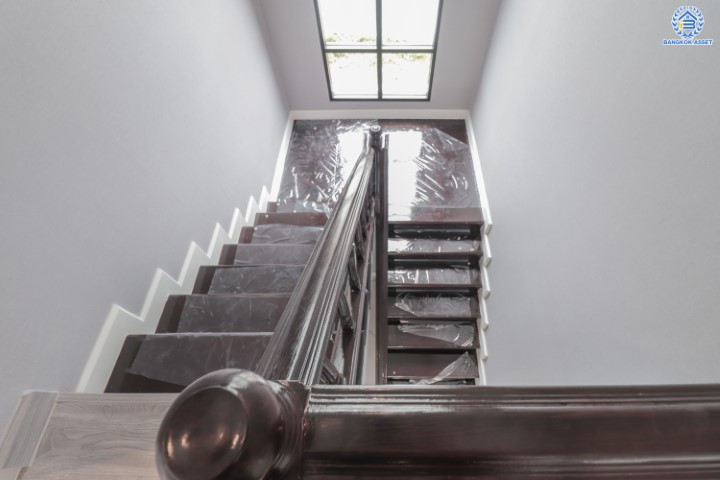 บ้านเดี่ยวมือสองย่านกรุงเทพมหานคร ม.กฤษดานคร31 ติดถนนบรมราชชนนี หลังมุม! จัดแต่งพื้นที่ได้เต็มที่ บนเนื้อที่กว้างขวางมากถึง 137.3 ตร.ว. ฟังก์ชัน 3 ห้องนอน 4 ห้องน้ำ 2 ที่จอดรถ บนทำเลศักยภาพใกล้ม.มหิดล และเพียง 10 นาที ก็ถึงเซ็นทรัล ปิ่นเกล้า